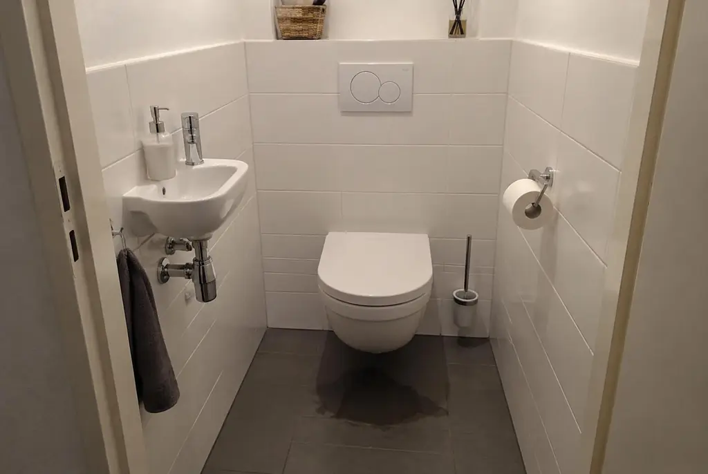 Lekdetectie Amstelveen – natte vloer bij een toilet