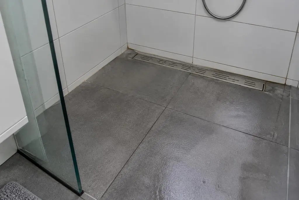 Lekdetectie Amstelveen – lekkende inloopdouche met natte voegen