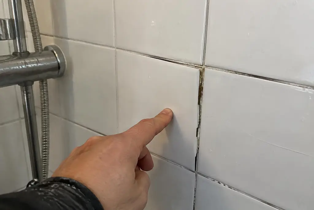 Lekdetectie Amstelveen – losse, holle badkamertegels door een lekkage