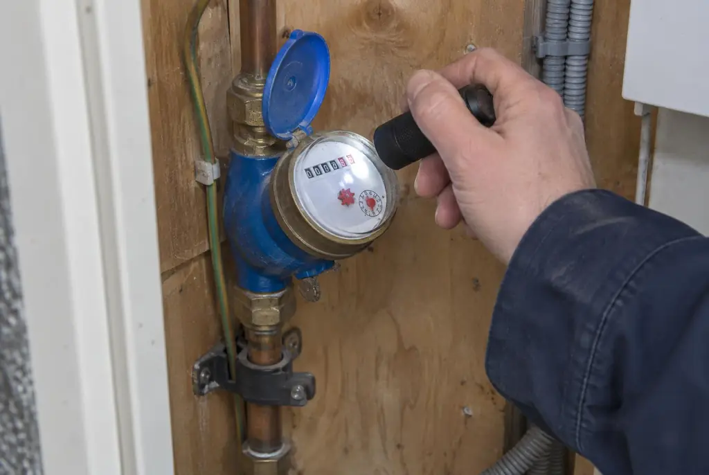 Lekdetectie Amstelveen – watermeter in de meterkast controleren met een zaklamp